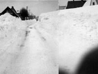Die Mühlenstraße in Norddeich, Blickrichtung Norden. Die Schneeschieber konnten nur eine schmale Gasse freischieben (Fotomontage aus 2 Fotos)